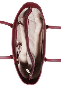 Bordeaux skuldertaske med en struktureret yderside, der har et rummeligt indre med en lynlåslomme og lys tan-foring. Inkluderer to håndtag.