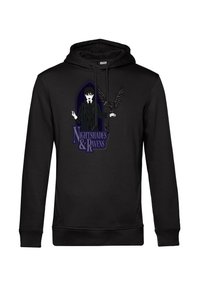 Felpa nera con grafiche frontali che mostrano una figura in abbigliamento formale e un corvo, con la scritta "Nightshades & Ravens" e uno sfondo a righe.