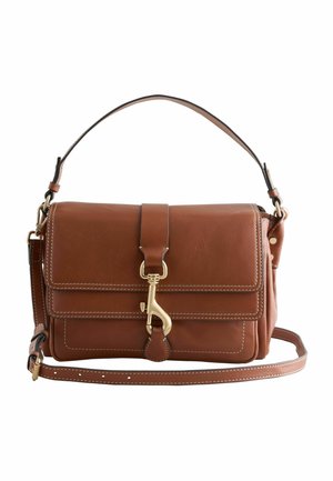Sac bandoulière en cuir marron avec quincaillerie dorée, bandoulière amovible, rabat avant et couture blanche. Forme rectangulaire compacte.