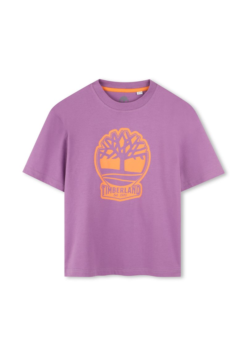 T-shirt in cotone viola con collo rotondo e maniche corte. Presenta un logo ad albero Timberland arancione al centro. Texture liscia.