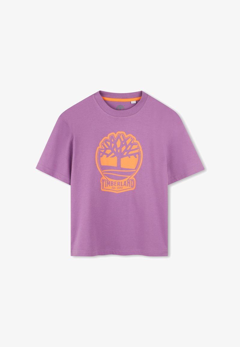 T-shirt in cotone viola con collo rotondo e maniche corte. Presenta un logo ad albero Timberland arancione al centro. Texture liscia.