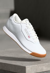 Unselected, white