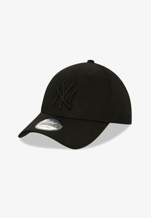 Schwarze New Era Baseballmütze mit gesticktem Logo. Verstellbare Passform, gebogener Schirm, aus Stoff mit strukturierter Oberfläche.