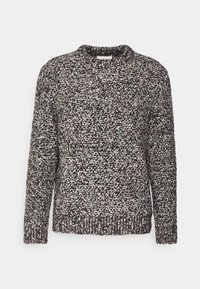 Suéter de punto con cuello redondo, que presenta un patrón texturizado en blanco y negro con destellos de color. Mangas largas y ribete acanalado.