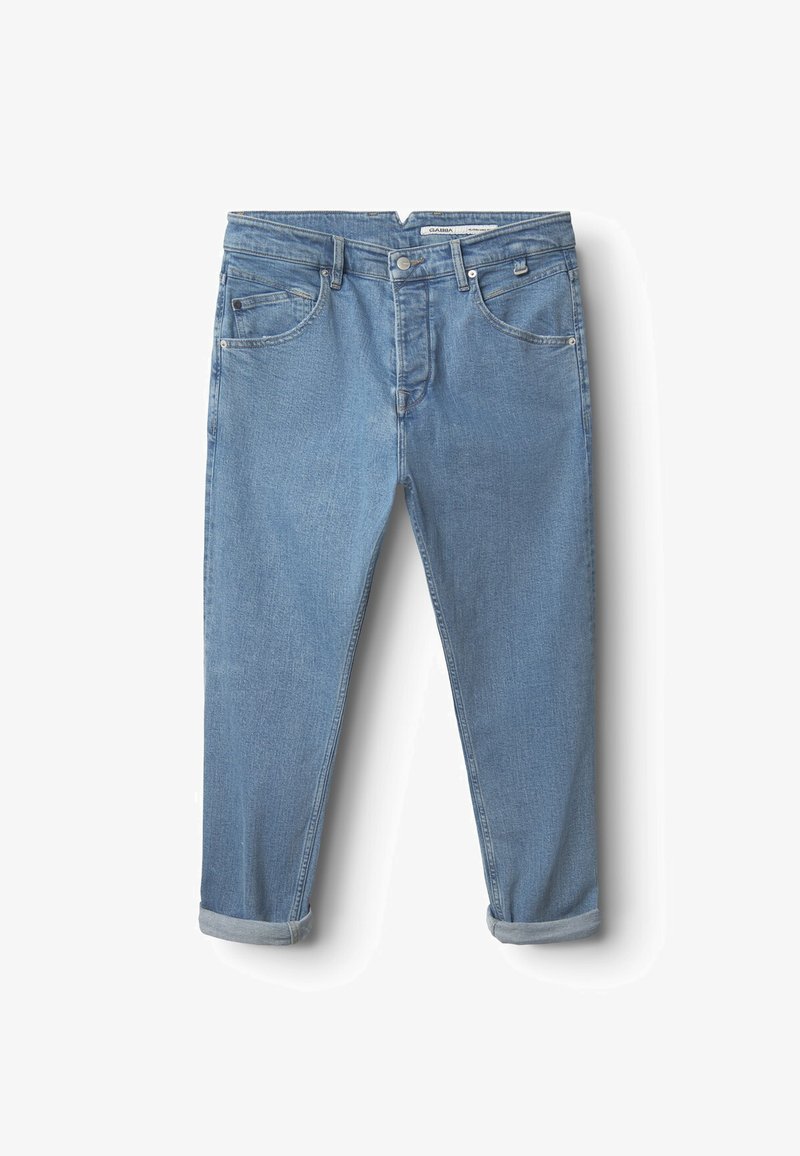 Jasnoniebieskie dżinsy z denimu o prostym kroju, pięcioma kieszeniami, podwiniętymi mankietami i delikatnym przecieraniem. Posiadają przednie zapięcie na guziki oraz szlufki na pasek.