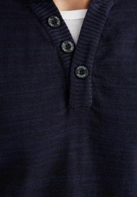 Suéter de punto azul marino con cuello acanalado, tres botones negros con el texto "INSIDE" y un acabado suave y texturizado.