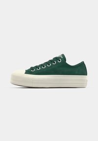 Grønne semskede lavtop sneakers med hvid gummi sål og tåkappe, med metaløjer og matchende snørebånd.