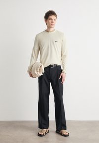 BOSS MOMENTUM LITE - Džemperis - light beige