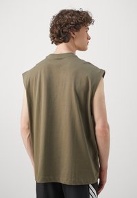 adidas Performance TEE - T-shirt print - olive strata