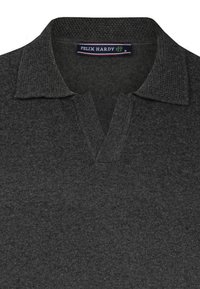 Donkergrijs pullover met een V-hals en kraag. Gemaakt van gestructureerde stof. Voorzien van een merketiket bij de halslijn met contrasterende kleuren.