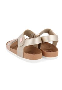 Sandalias doradas con dos correas de Velcro ajustables, plantilla suave acolchada, suela texturizada y un acento brillante en la correa delantera.