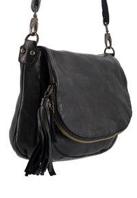 Schwarze Leder-Umhängetasche mit einem umklappbaren Deckel, goldfarbenem Reißverschluss und einem dekorativen Quastenanhänger. Verfügt über Metallbeschläge und eine weiche Textur.