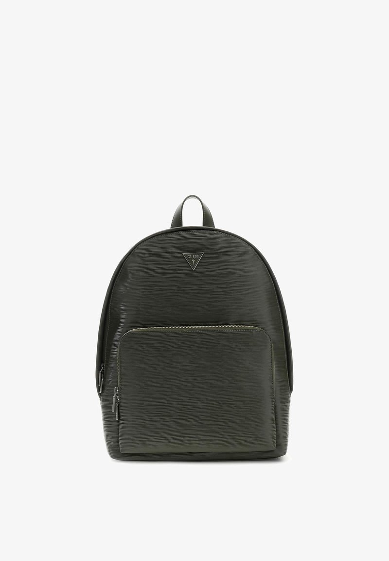 Sac à dos en cuir texturé noir avec poche zippée sur le devant et logo triangulaire Guess en haut au centre.