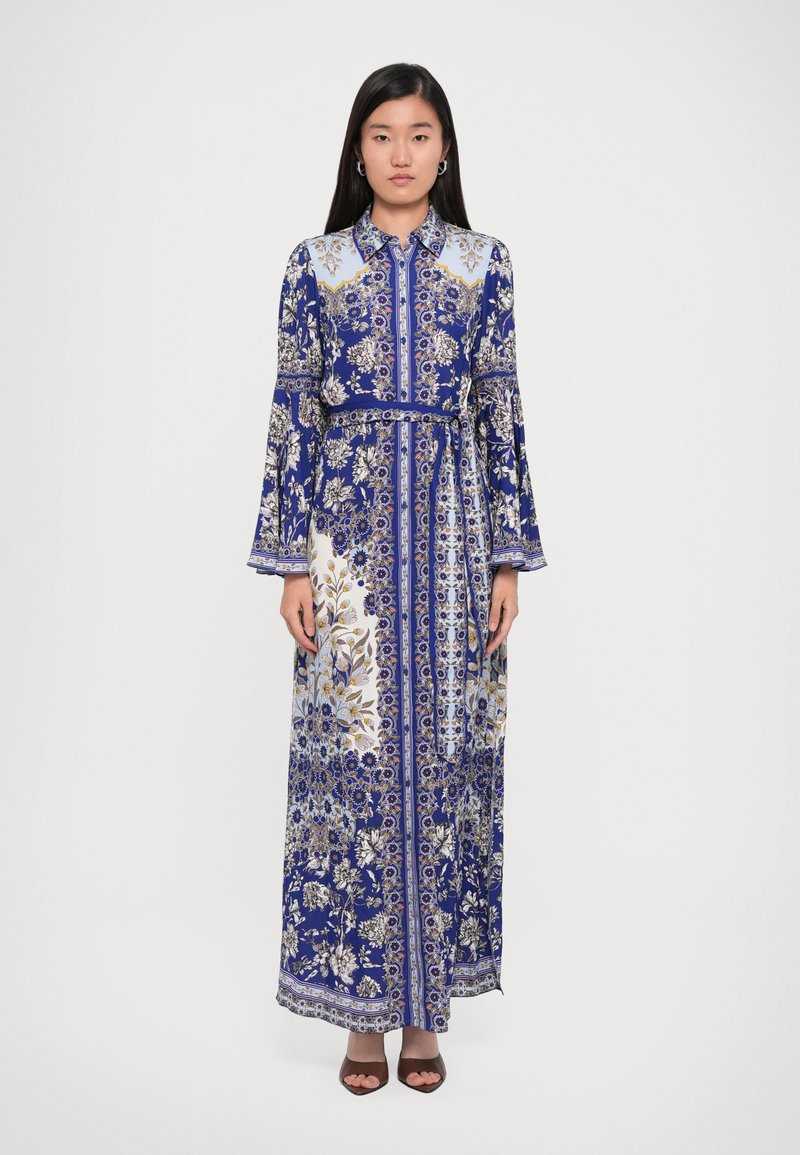 Robe longue bleue à fleurs avec un devant à boutons, une taille ceinturée, des manches évasées et des motifs décoratifs en or et blanc. Tissu lisse.