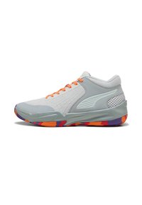 Scarpe sportive grigie con pannelli in mesh, lacci arancioni e suola testurizzata che presenta motivi viola e arancioni. Design a metà altezza per un supporto migliore.