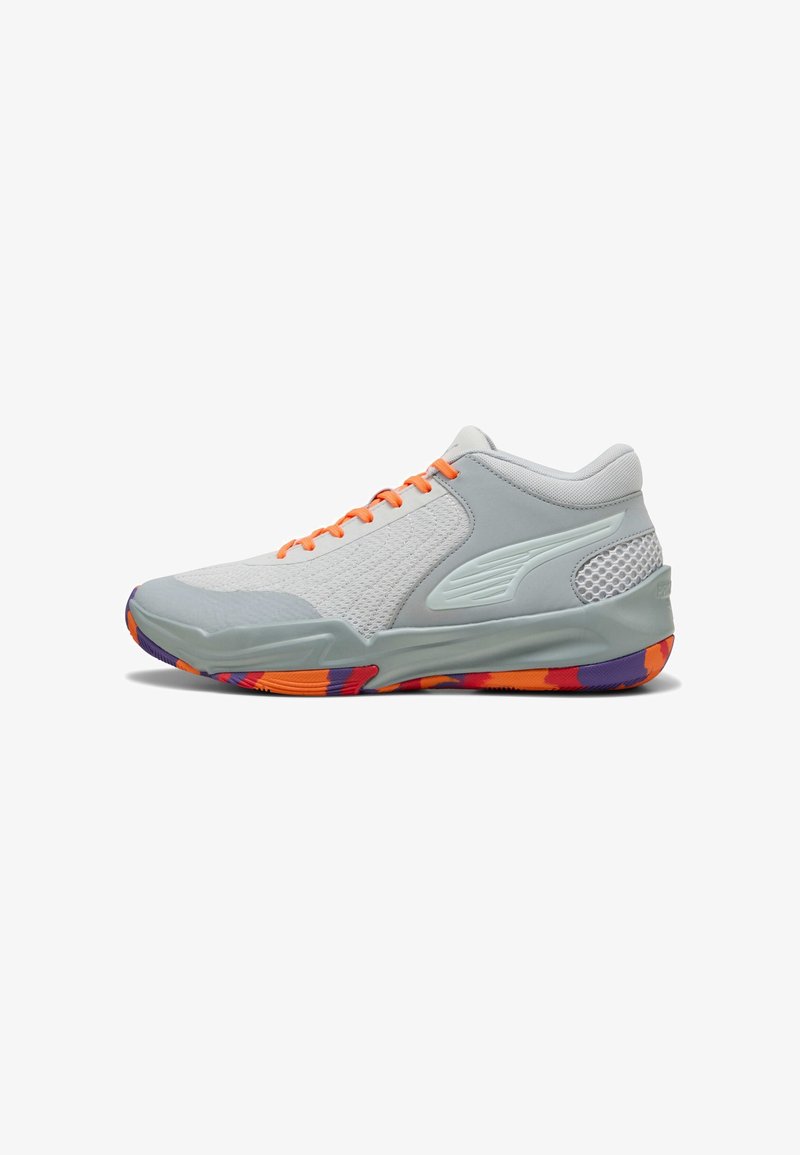 Scarpe sportive grigie con pannelli in mesh, lacci arancioni e suola testurizzata che presenta motivi viola e arancioni. Design a metà altezza per un supporto migliore.