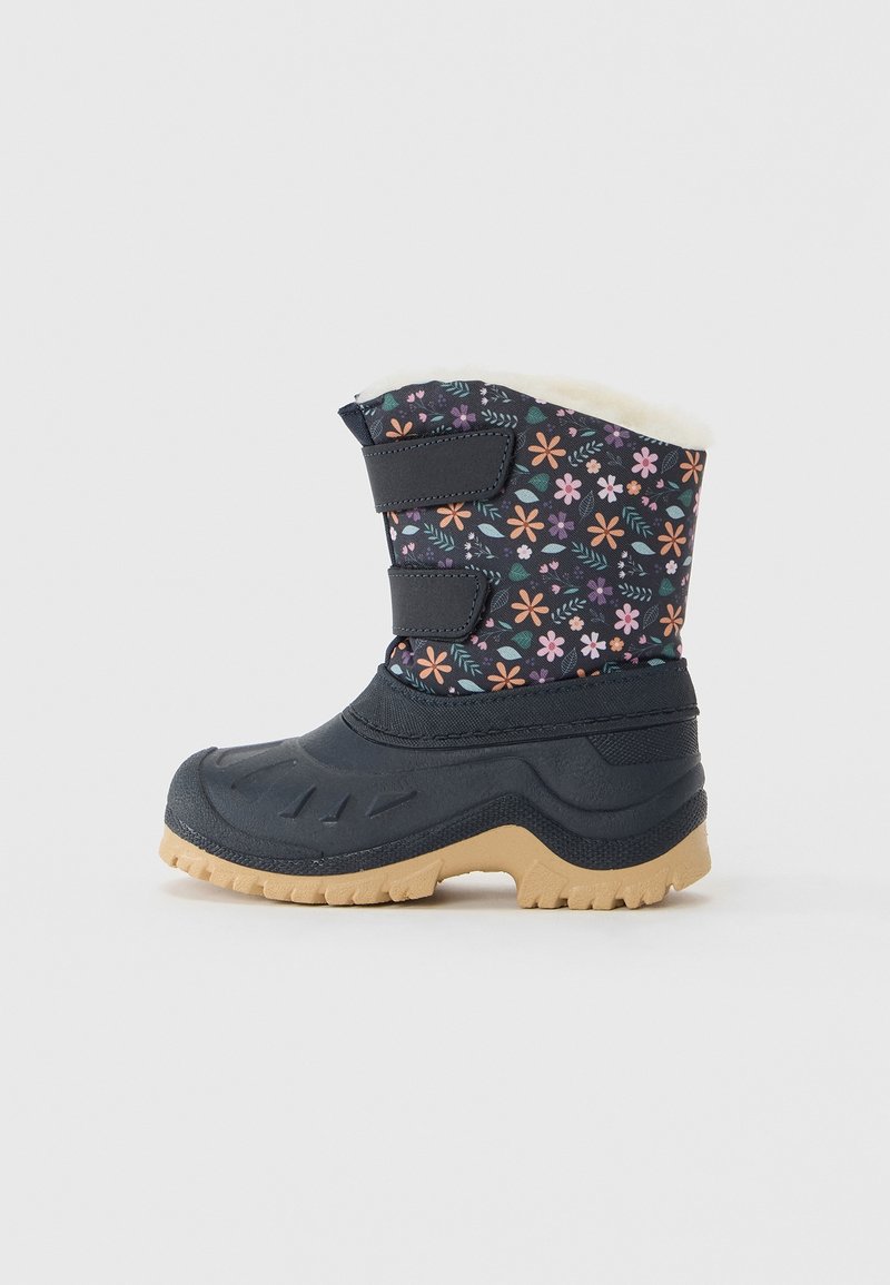 Botte d'hiver noire pour enfant avec dessus en tissu floral, deux bandes Velcro, semelle marron clair et doublure polaire blanche à l'intérieur.