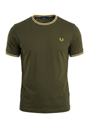 Olivengroen T-shirt met korte mouwen en een gele, witte en zwarte gestreepte bies aan de kraag en mouwen, met een klein geel lauwerkranslogo op de borst.