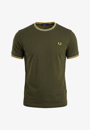 Olivengroen T-shirt met korte mouwen en een gele, witte en zwarte gestreepte bies aan de kraag en mouwen, met een klein geel lauwerkranslogo op de borst.