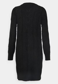 Sort strikket cardigan med kabelmønster, lange ærmer og en mellemlang design. Teksturen er tyk og struktureret.