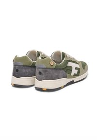 Grüne und graue Sneaker aus Wildleder und Mesh-Materialien, weiße Logodetails, beiger Sohle und ein hölzerner Akzentknopf an der Ferse.