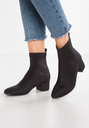 Kotníkové boty - black
