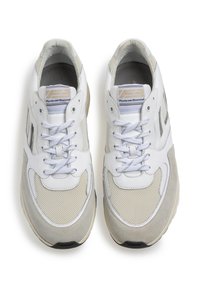Sneakers bianchi e grigio chiaro con tomaia in mesh e pelle, punta rotonda, sistema di allacciatura e suola in gomma texturizzata.