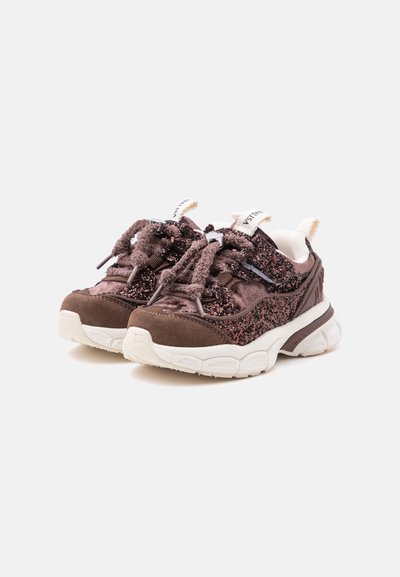 Paire de baskets marron et roses scintillantes avec semelles blanches épaisses et lacets à texture duveteuse sur fond blanc.