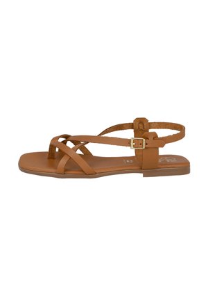 Sandalia plana marrón con tiras delgadas cruzadas, correa ajustable en el tobillo con hebilla dorada y suela plana.