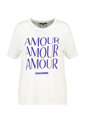 Witte katoenen t-shirt met opvallende blauwe tekst die meerdere keren "AMOUR" zegt, met daaronder in kleinere letters "TOUJOURS". Korte mouwen, losse pasvorm.