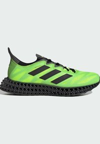 Scarpa sportiva di colore verde brillante e nero, con tomaia in rete, tre strisce nere ai lati, lacci neri e suola nera texturizzata con un design a lattice unico.