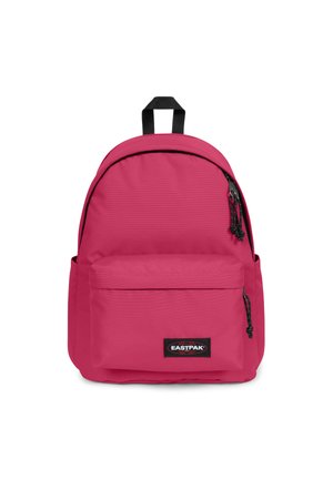 Mochila de tela rosa con parte superior redondeada, bolsillo frontal con cremallera, correas ajustables y un asa superior. Presenta un parche de logo negro en la parte frontal.