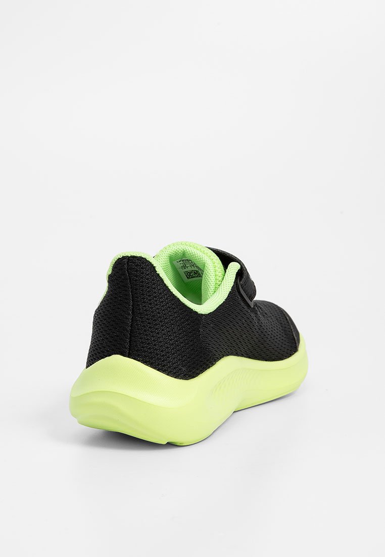 Schwarzer Sportschuh mit einem strukturierten Mesh-Obermaterial und neongrünen Akzenten. Verfügt über einen Klettverschluss und eine gepolsterte, gebogene Sohle.