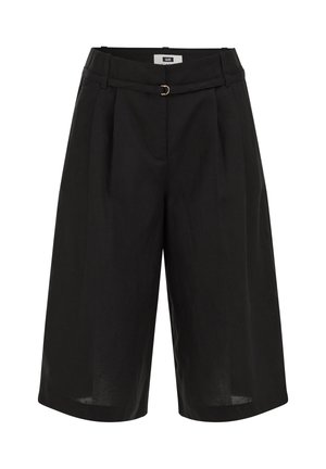 Črne šivane kratke hlače do kolen z zankami za pas, tankim ujemajočim se pasom z majhno kovinsko zaponko in sprednjim gubam kot podrobnostjo.