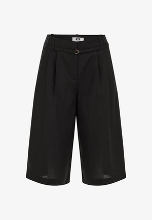 Shorts noirs sur mesure jusqu'aux genoux avec passants de ceinture, une fine ceinture assortie avec une petite boucle en métal, et un détail de pli avant.