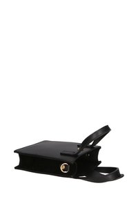 Zwarte leren handtas met een rechthoekige vorm, schouderband, gouden hardware accenten en een gladde textuur. Open bovenkant met een klep-sluiting.