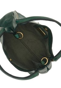 Borsa a mano verde in pelle con una texture morbida, dettagli in metallo dorato e design aperto. L'interno presenta un rivestimento in tessuto chiaro.