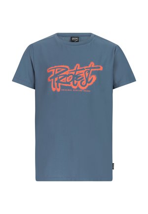Blaues T-Shirt mit kurzen Ärmeln und rundem Ausschnitt, orangefarbener stilisierter "Protest"-Schriftzug und kleinerem Schriftzug "Original Surfing Goods" auf der Vorderseite.