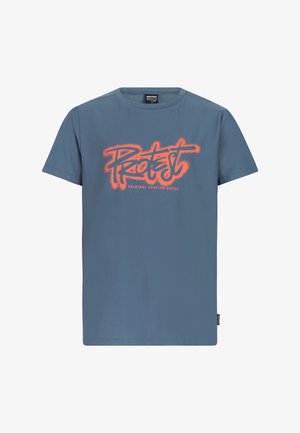 Blauw T-shirt met korte mouwen en ronde hals, oranje gestileerde tekst "Protest" en kleinere tekst "Original Surfing Goods" aan de voorkant.