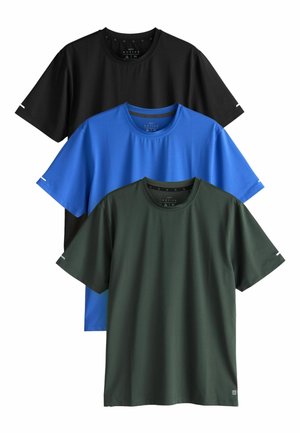 Drei kurzärmelige Rundhalsausschnitt-Sportshirts in Schwarz, Blau und Dunkelgrün, übereinandergelegt und flach ausgebreitet.