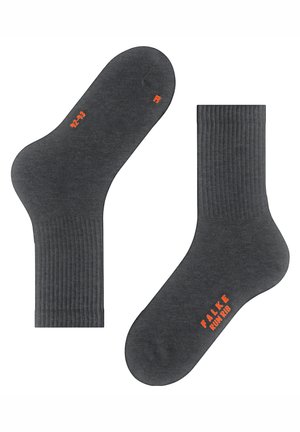 Donkergrijze sokken van ribstof. Kenmerkt zich door oranje tekst: "FALKE RUN RIB" en maat "42-43" op de zolen. Gladde textuur, enkelhoogte.