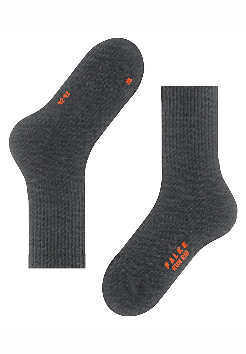 Dunkelgraue Socken aus geripptem Stoff. Mit orangefarbigem Text: "FALKE RUN RIB" und der Größe "42-43" auf den Sohlen. Glatte Textur, Knöchelhöhe.