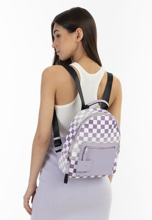 Zaino in tessuto sintetico con motivo a quadri viola e bianco, dotato di una tasca frontale con zip e spallacci neri regolabili.