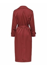 Palton trench bordo din țesătură netedă, cu talie cu curea, mâneci lungi și design clasic cu guler, accentuat pe umeri.