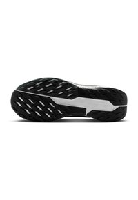 Sole di sneaker bianca e nera con un motivo di battistrada testurizzato per aderenza, tallone rinforzato e bordo superiore liscio.