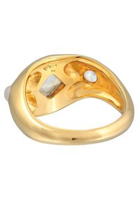 Guldring med slät, rundad design, med två inlagda stenar: en silverfärgad rektangulär sten och en liten rund vit sten.