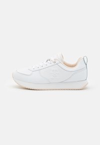 Sneaker bianca con tomaia in pelle liscia, interno imbottito beige, accenti azzurri chiari sul tallone e suola in gomma testurizzata.