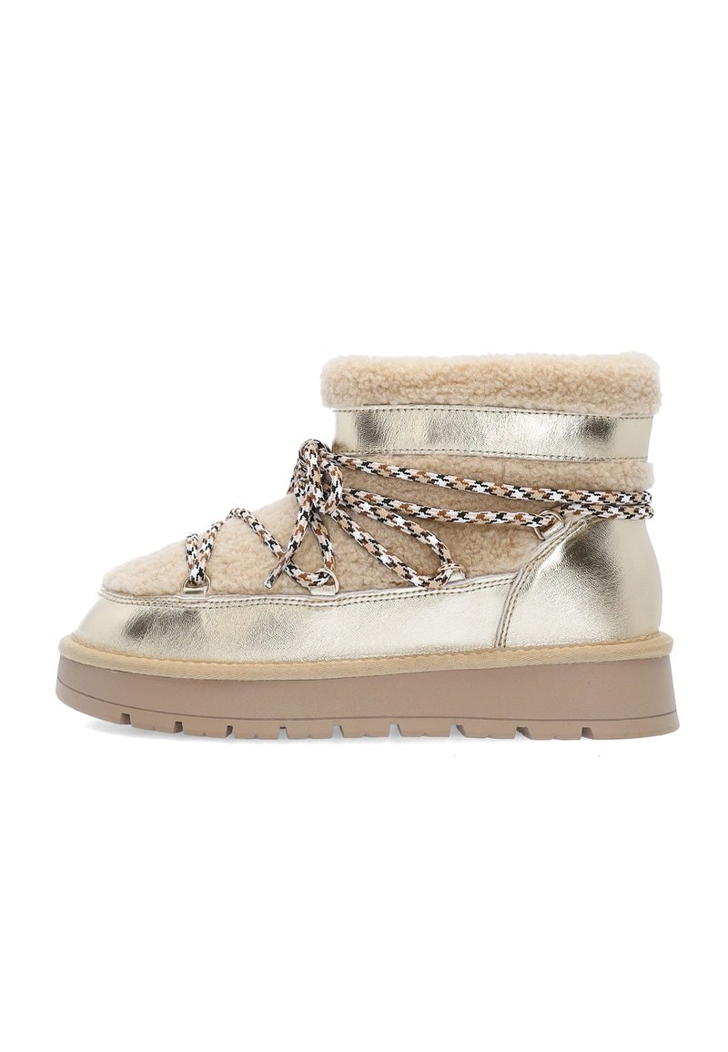Metallisk guldfarvet ankelstøvle med beige imiteret pelsfor, tekstureret sål og kontrasterende mønstrede snørebånd. Rundet tå og polstret krave.
