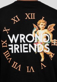 Černé tričko s nápisem "WRONG FRIENDS" v bílé barvě, obklopené římskými čísly. Obrázek cheruba drženícího květiny v barvě.