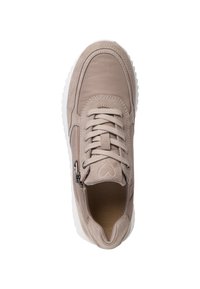 Baskets beiges avec une tige en cuir lisse, des accents texturés, un système de laçage et une fermeture éclair, et une semelle blanche et rembourrée.